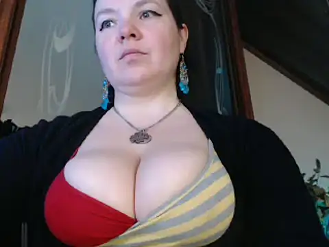 amorelara online show from March 1, 8:45 am