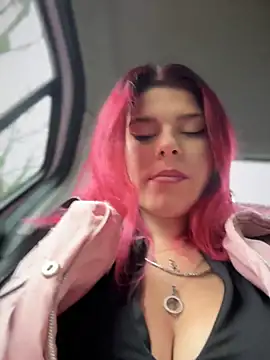 RiriRoseey online show from December 3, 8:45 am