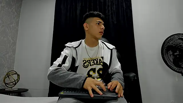 andrew rose  online show from February 13, 3:39 am