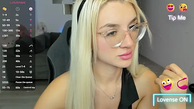 Snapshot of LovelyBianca chatting on October 18, 8:53 pm LovelyBianca online show from October 18, 8:53 pm