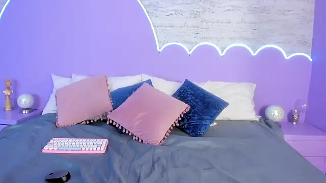 Giaa Ross online show from December 3, 7:45 pm