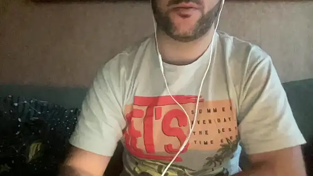 Snapshot of RedDante89 chatting on December 13, 7:47 am RedDante89 online show from December 13, 7:47 am