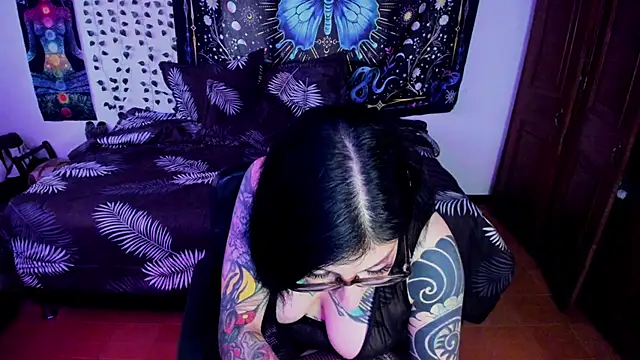 Snapshot of alice_666f chatting on June 19, 2:43 pm alice 666f online show from June 19, 2:43 pm