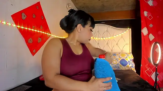 Elettrahot  online show from February 19, 5:25 am