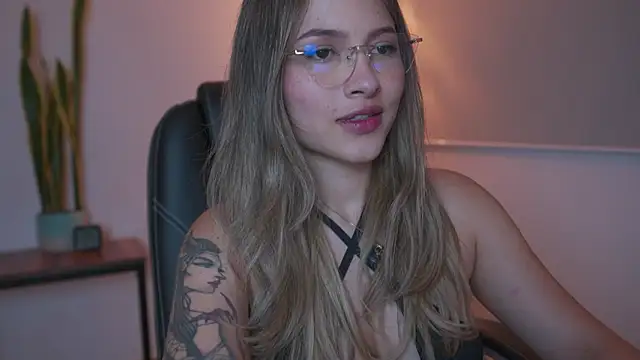 Snapshot of AyraSmith_ chatting on March 3, 12:17 am AyraSmith online show from March 3, 12:17 am