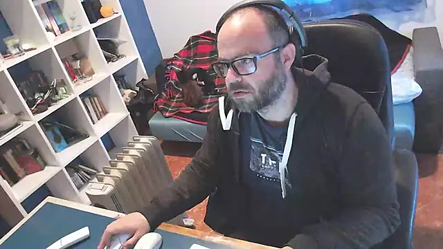 ravingr4d4 online show from March 21, 9:01 am