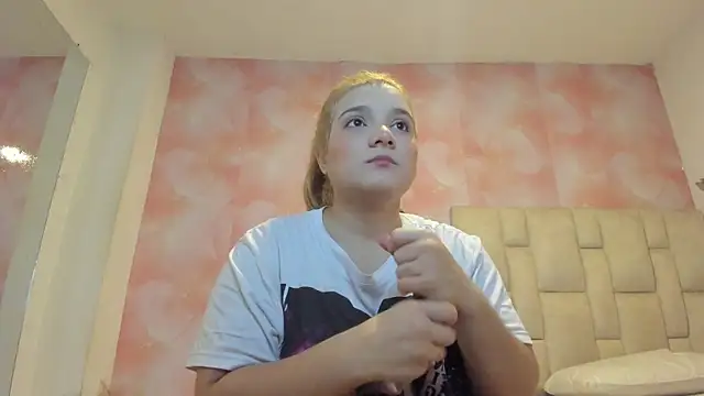 Snapshot of emily_lean_ chatting on June 24, 3:27 am emily lean online show from June 24, 3:27 am