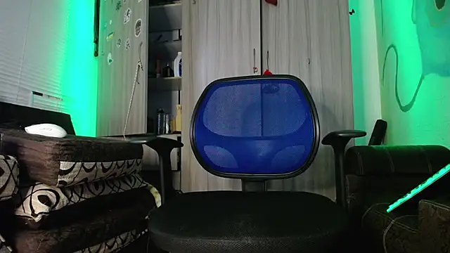 zacwatson  online show from January 12, 5:45 am