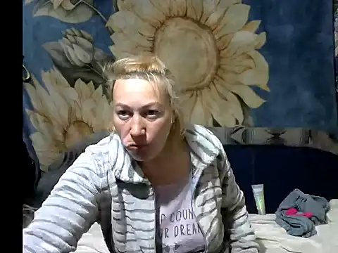 wLESLYMOSw online show from April 19, 7:05 pm