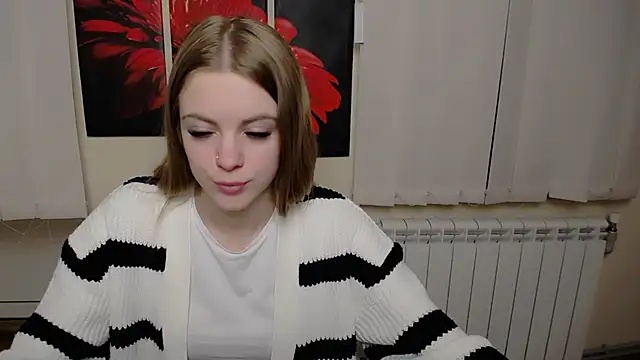 Snapshot of AliceFlirtt_ chatting on December 7, 12:35 pm AliceFlirtt online show from December 7, 12:35 pm