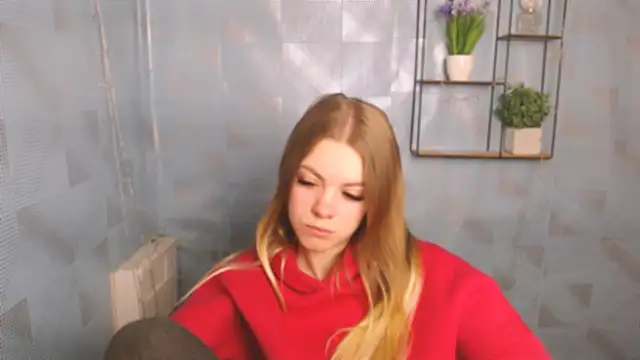 Snapshot of AliceFlirtt_ chatting on December 14, 11:18 am AliceFlirtt online show from December 14, 11:18 am