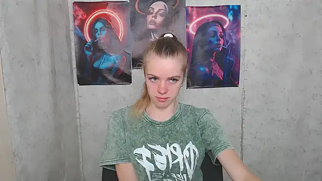 Snapshot of AliceFlirtt_ chatting on September 12, 8:25 am AliceFlirtt online show from September 12, 8:25 am