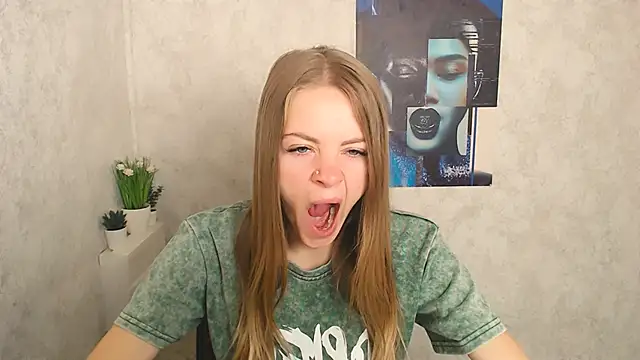 Snapshot of AliceFlirtt_ chatting on September 13, 8:36 am AliceFlirtt online show from September 13, 8:36 am