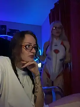 Snapshot of Dooubletroublee chatting on October 3, 10:29 pm Dooubletroublee online show from October 3, 10:29 pm