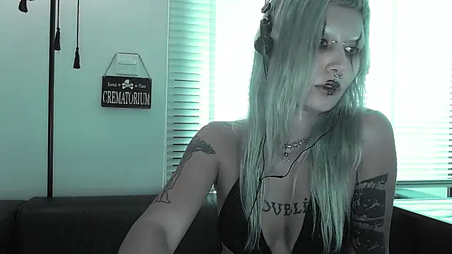 Snapshot of god_x_girl chatting on May 16, 12:40 am god x girl online show from May 16, 12:40 am
