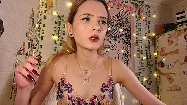 summerhazeee online show from February 3, 6:02 pm