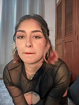 Snapshot of Rae_Lil_White chatting on January 2, 10:22 pm Rae Lil White online show from January 2, 10:22 pm