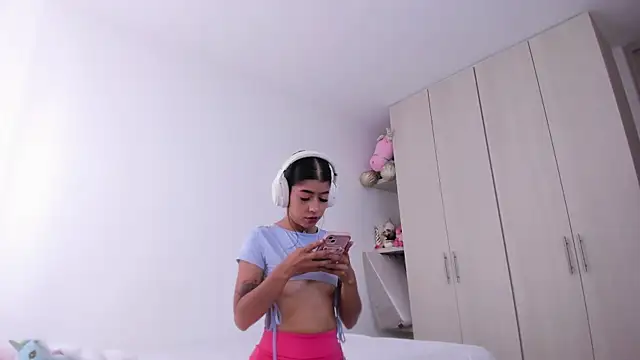 Snapshot of analia_collins chatting on September 19, 2:07 pm analia collins online show from September 19, 2:07 pm