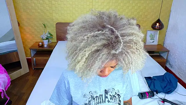 Squirter pussybomb online show from December 18, 2:42 am