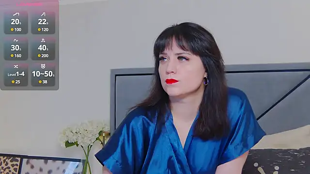 Snapshot of BellaHillss chatting on February 1, 7:57 am BellaHillss online show from February 1, 7:57 am