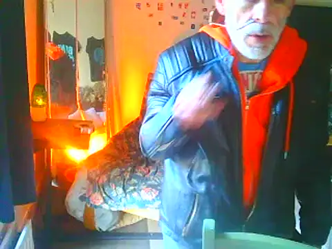 Snapshot of DaddyQuimHot chatting on December 3, 10:50 am DaddyQuimHot online show from December 3, 10:50 am