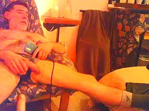 Snapshot of DaddyQuimHot chatting on December 9, 4:34 am DaddyQuimHot online show from December 9, 4:34 am