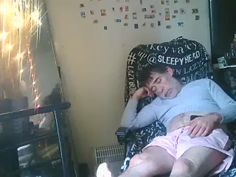 Snapshot of DaddyQuimHot chatting on February 16, 11:05 am DaddyQuimHot online show from February 16, 11:05 am