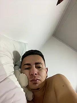 Snapshot of DanielGomez9 chatting on December 11, 4:39 am DanielGomez9 online show from December 11, 4:39 am