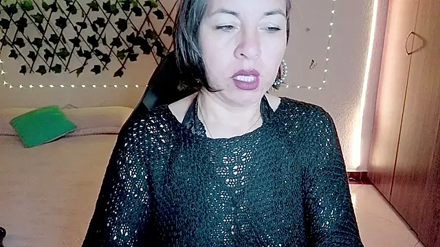 Lady breaks hearts online show from December 18, 11:05 am