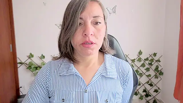 Lady breaks hearts online show from February 9, 12:42 pm