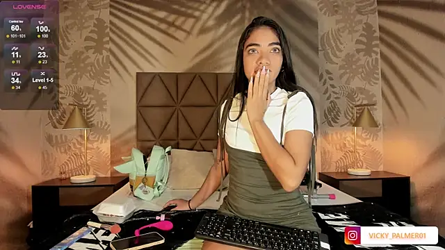 Vicky Palmer online show from December 3, 8:28 pm