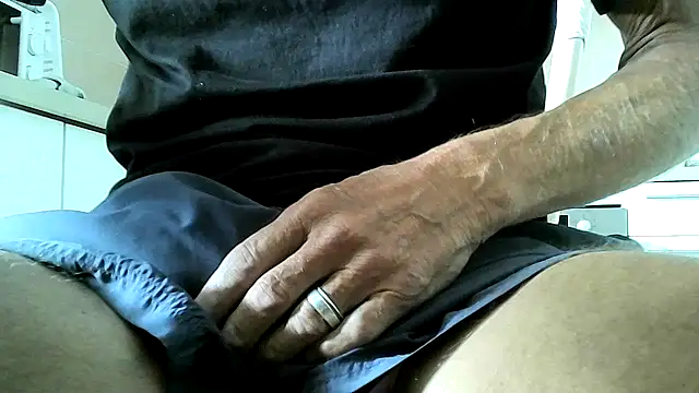 Snapshot of ewuich1 chatting on March 21, 3:57 pm ewuich1 online show from March 21, 3:57 pm