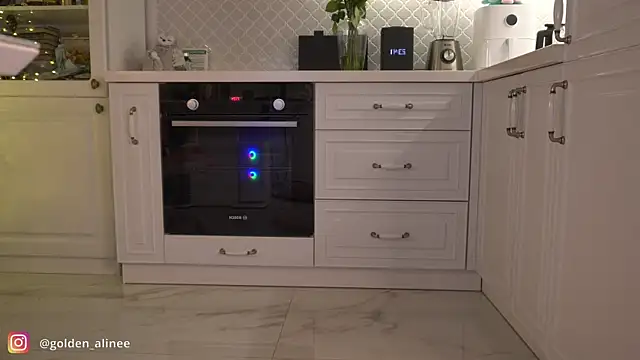 Snapshot of Golden_Aline chatting on December 16, 7:43 pm Golden Aline online show from December 16, 7:43 pm