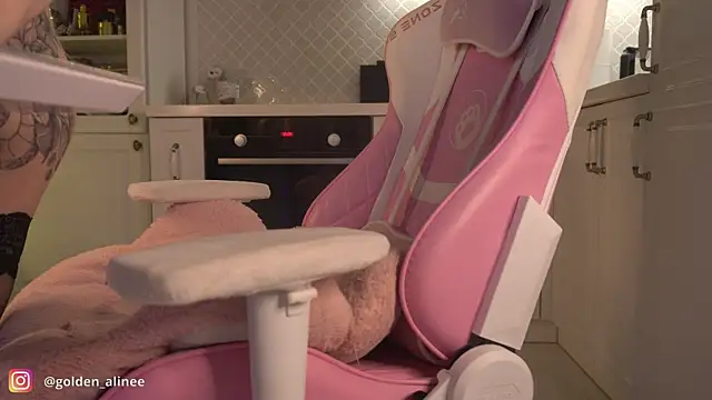 Snapshot of Golden_Aline chatting on January 3, 11:01 pm Golden Aline online show from January 3, 11:01 pm