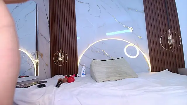 dahianthompson online show from February 26, 1:11 am