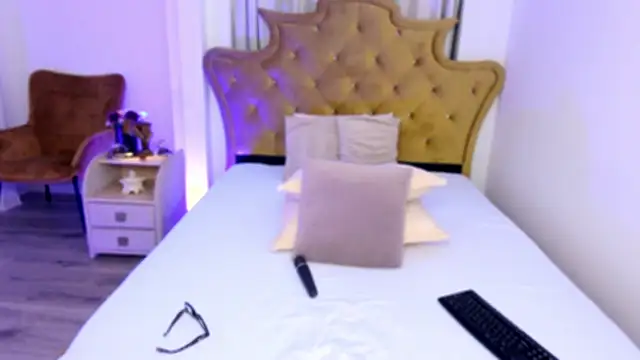 LisaRaee online show from February 24, 6:15 pm