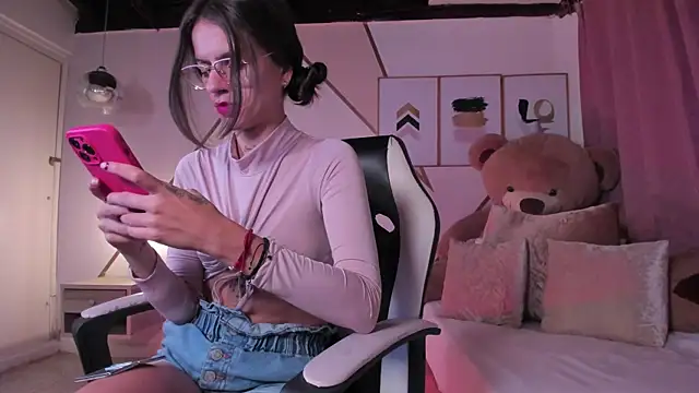 Snapshot of maye_wells chatting on February 13, 5:54 pm maye wells online show from February 13, 5:54 pm