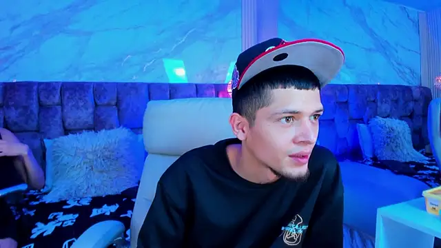 kendalltaylorr online show from April 8, 2:55 am