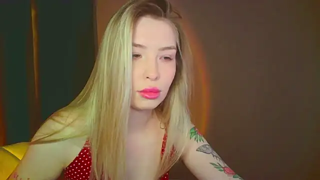 Snapshot of mia_raspberrie chatting on December 3, 2:36 am mia raspberrie online show from December 3, 2:36 am