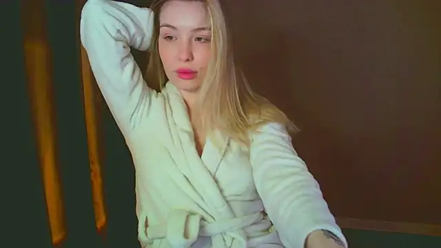 Snapshot of mia_raspberrie chatting on December 8, 8:15 pm mia raspberrie online show from December 8, 8:15 pm