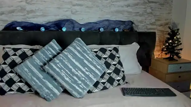 Snapshot of Anneth__M chatting on December 18, 7:53 pm Anneth M online show from December 18, 7:53 pm