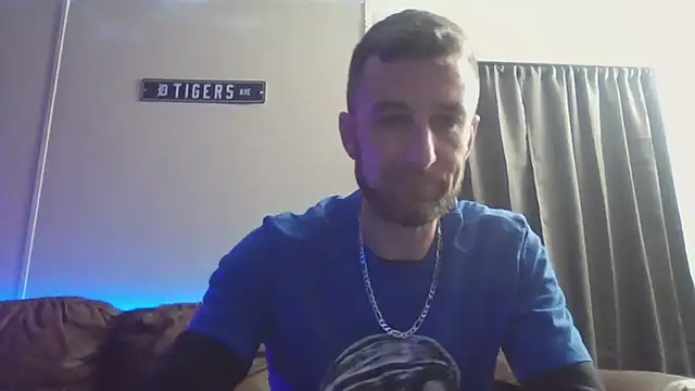 Snapshot of HungStud4You chatting on February 27, 4:41 am HungStud4You online show from February 27, 4:41 am