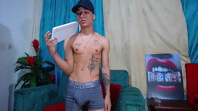 Snapshot of Leon_hot_X chatting on December 21, 10:51 pm Leon hot X online show from December 21, 10:51 pm