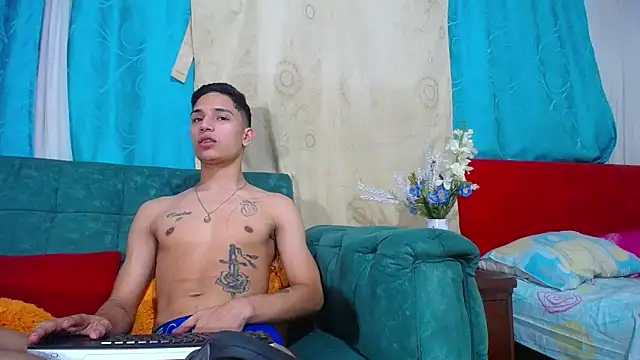 Snapshot of Leon_hot_X chatting on December 29, 2:17 am Leon hot X online show from December 29, 2:17 am