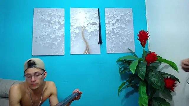 Snapshot of Leon_hot_X chatting on January 14, 12:11 am Leon hot X online show from January 14, 12:11 am