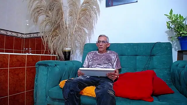Snapshot of Leon_hot_X chatting on January 21, 9:15 pm Leon hot X online show from January 21, 9:15 pm
