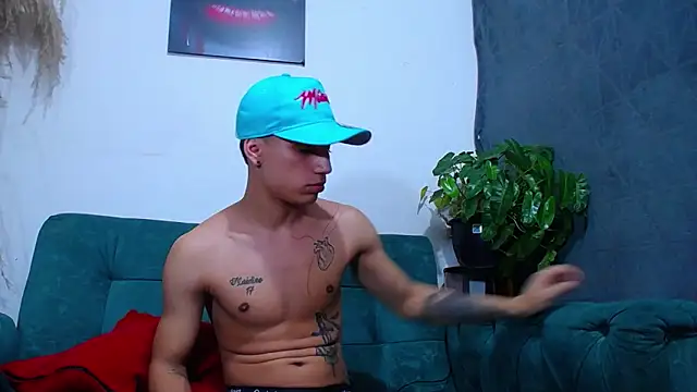Snapshot of Leon_hot_X chatting on February 7, 1:47 am Leon hot X online show from February 7, 1:47 am