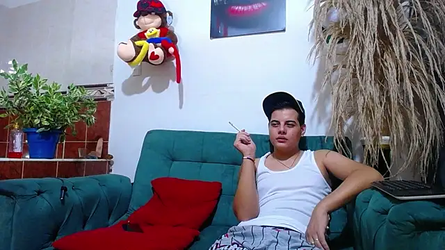 Snapshot of Leon_hot_X chatting on February 17, 11:42 pm Leon hot X online show from February 17, 11:42 pm