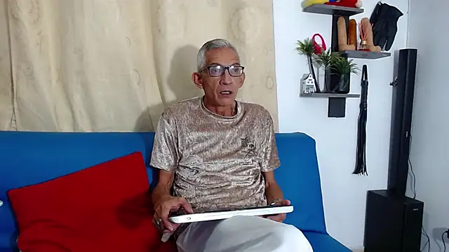 Snapshot of Leon_hot_X chatting on October 12, 1:15 am Leon hot X online show from October 12, 1:15 am
