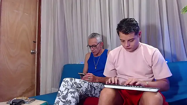 Leon hot X online show from March 7, 7:55 pm